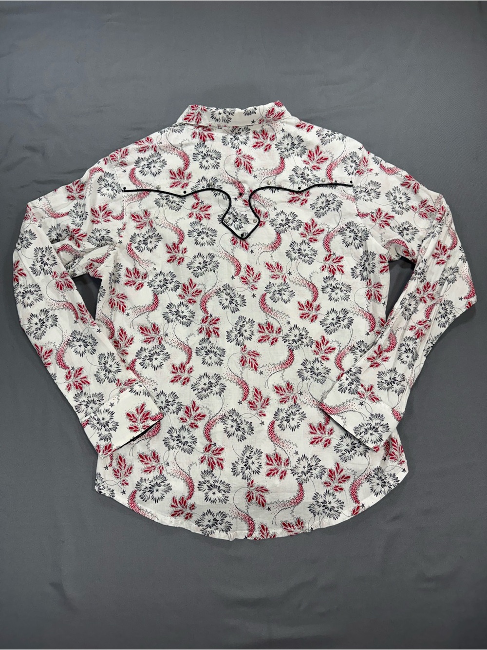 Wrangler Women’s Snap Front White and Red Floral Collard Shirt - Picture 4 of 6